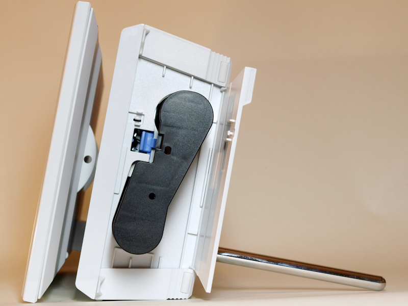 <b>右側面にはカートリッジの挿入口がある</b>