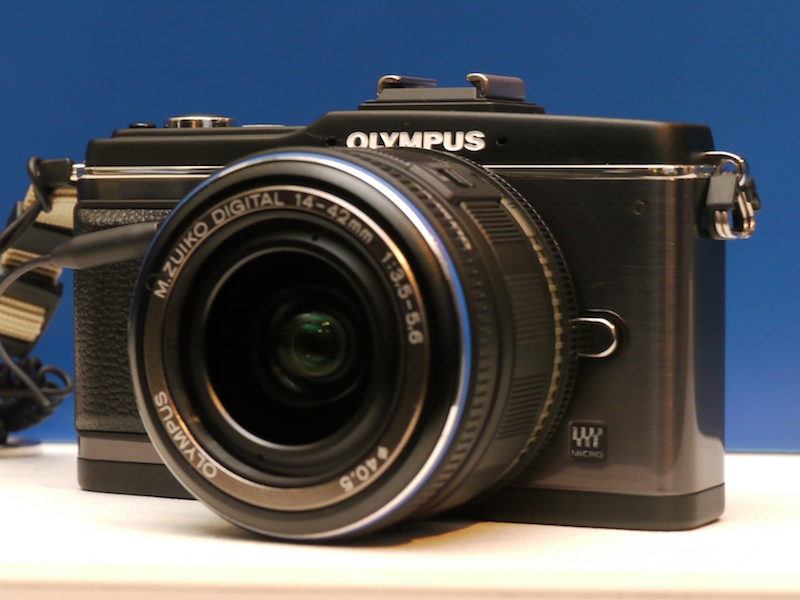 <b>E-P2。会場では試用までの順番待ちも。ブラックカラーの出品が目立った</b>