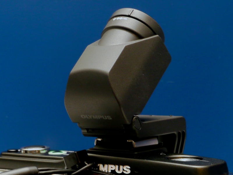 <b>もうひとつの注目製品が外付けEVFのVF-2。チルト部分はしっかりした動作感で、熱心に覗き込むユーザーが見られた（本体、VF-2ともに製品版と異なる可能性がある）</b>