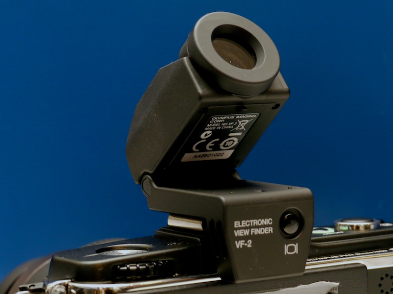 <b>もうひとつの注目製品が外付けEVFのVF-2。チルト部分はしっかりした動作感で、熱心に覗き込むユーザーが見られた（本体、VF-2ともに製品版と異なる可能性がある）</b>