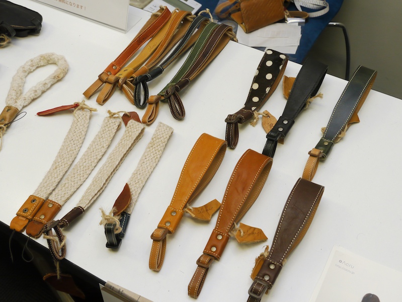 <b>ハンドストラップも多彩なラインナップを展示</b>