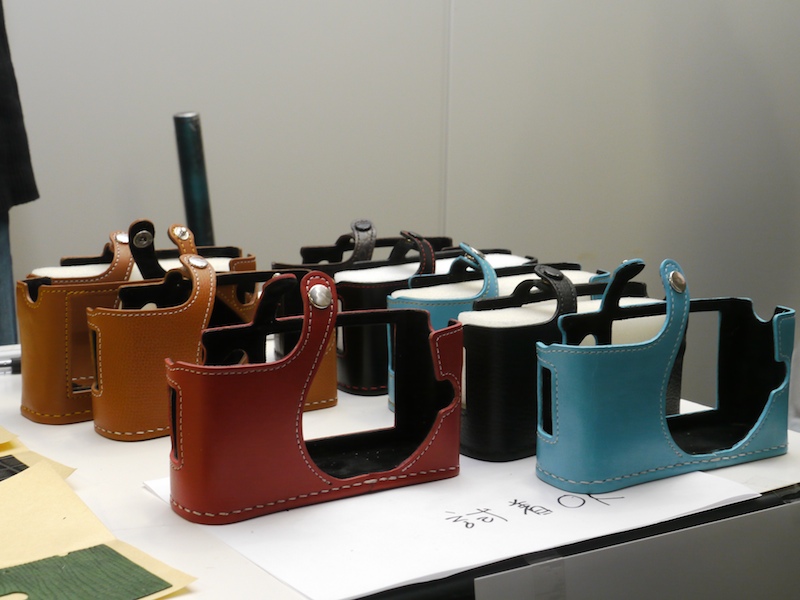 <b>E-P1用レザースナップケース。左が手染めタイプ、右がそのほかのタイプ</b>