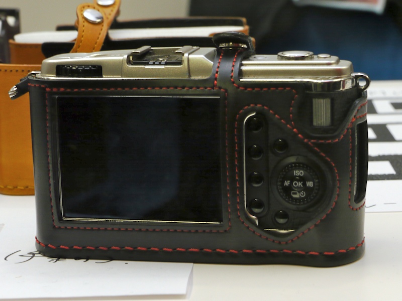 <b>E-P1用レザースナップケースの装着例</b>