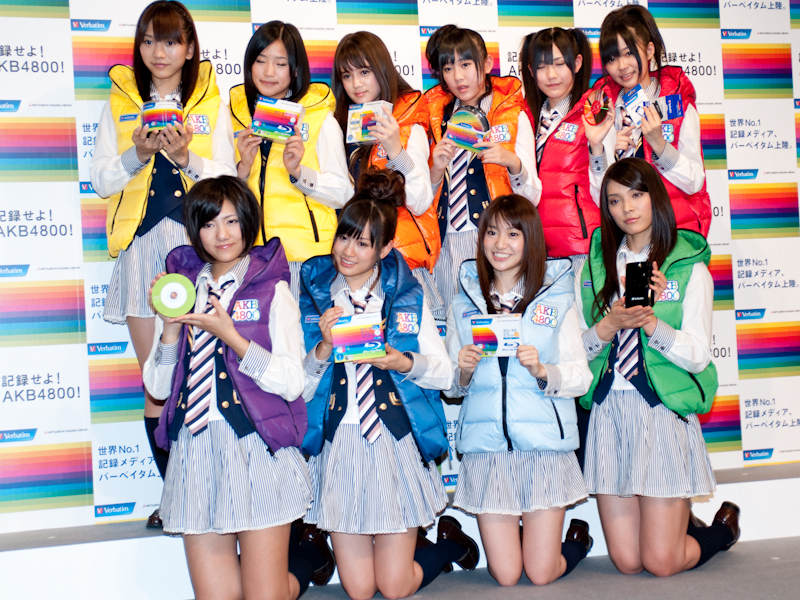 <b>キャンペーンキャラクターのAKB48のうち10名が発表会に参加。上段左から高城亜樹さん、仲川遥香さん、奥真奈美さん、多田愛佳さん、渡辺麻友さん、指原莉乃さん。下段左から、宮澤佐江さん、前田敦子さん、大島優子さん、秋元才加さん</b>