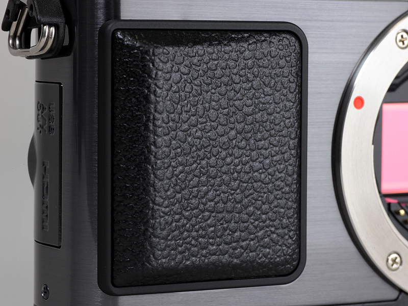 <b>E-P1と同様のグリップを備える</b>