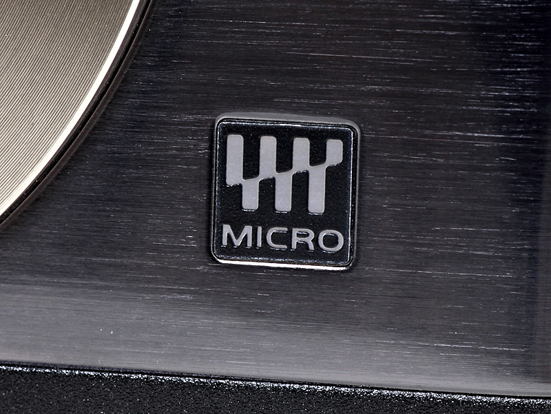 <b>前面右下にマイクロフォーサーズマークが付く</b>