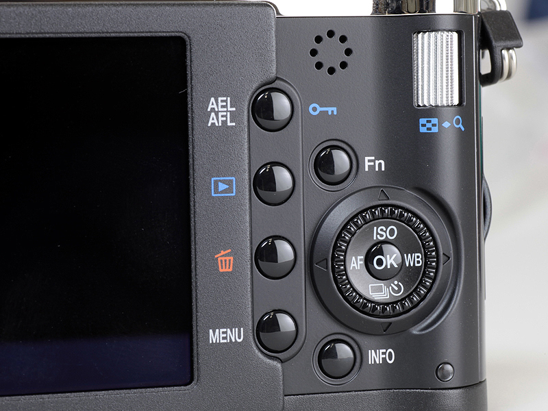 <b>背面ボタン。レイアウトはE-P1と同じだ</b>