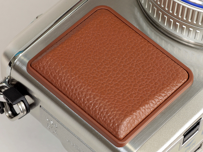 <b>グリップがE-P1の濃い茶色から薄い茶色になった</b>