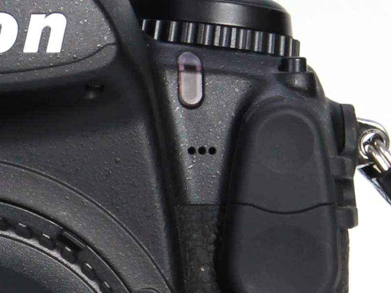 <b>動画撮影は1,280×720ピクセル/24fpsで、AVI形式の記録となる。ボディ左前面部に動画撮影用のモノラルマイク（写真右）が内蔵される</b>