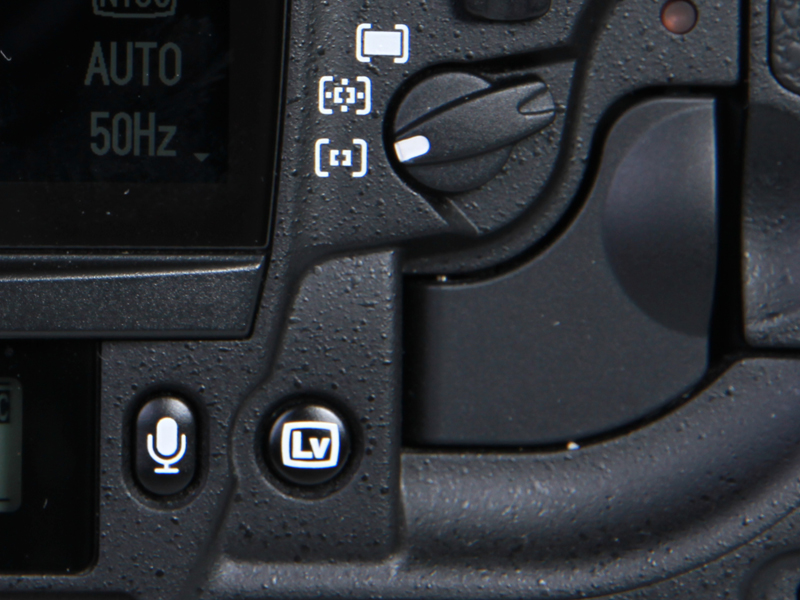 <b>液晶モニター右下部のライブビューボタンを押すと、すぐさまミラーアップが行なわれ、ライブビューモードに切り替わる。動画撮影もライブビューモードから行なう</b>