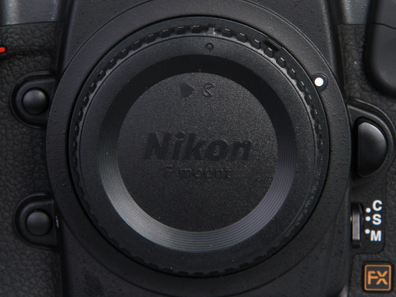 <b>新しくなったとアナウンスされる「ニコン Fマウント」誕生50周年を記念したボディキャップが装着されていた</b>