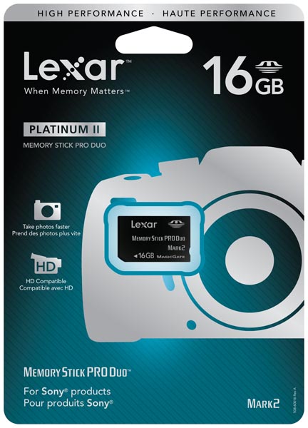 <b>16GB プラチナⅡシリーズ メモリースティックPRO Duo（左）と製品パッケージ（右）</b>