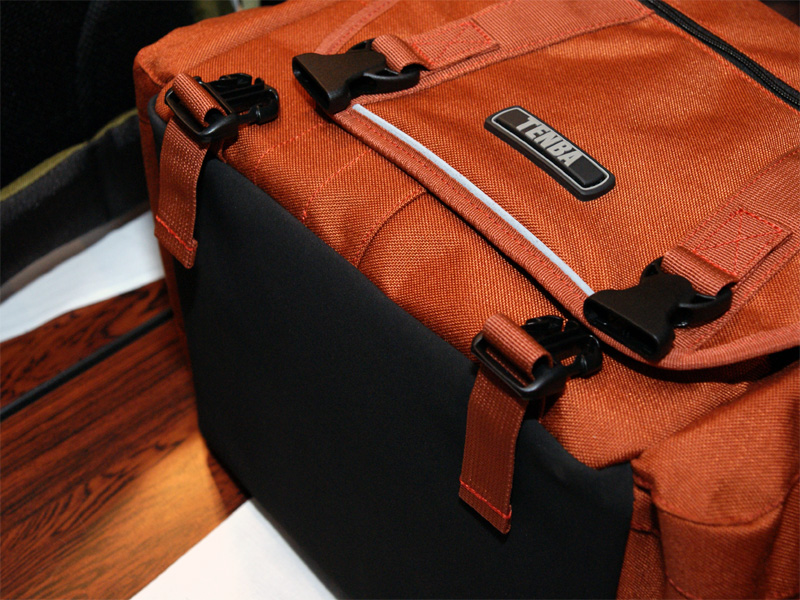 <b>バッグ底部。耐水性のある素材で、湿気や水から機材を守る</b>