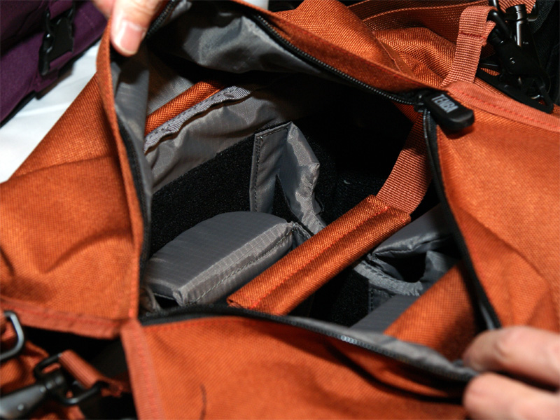 <b>上面からジッパーでアクセスできる機構をメッセンジャーバッグから受け継いだ</b>