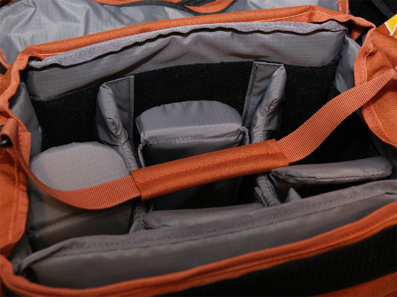 <b>メイン収納部。手で持ち上げるハンドルも備えた</b>