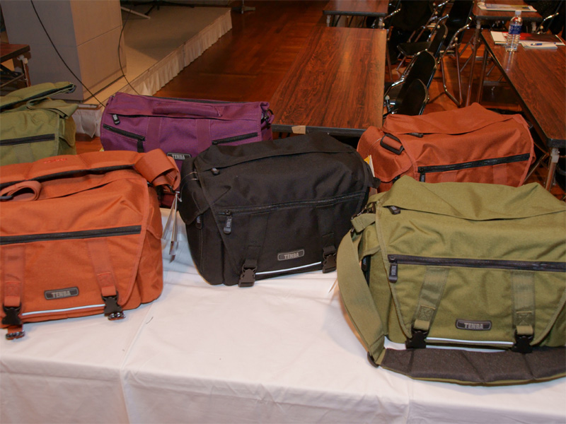 <b>新製品のメッセンジャーカメラバッグ。後列左の紫色は発売済のメッセンジャーバッグ</b>