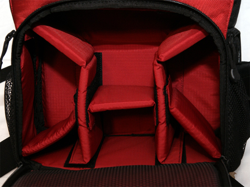 <b>MIXXデイパックのカメラ収納部。ベルクロ式で自由にレイアウトできる。取り外すと旅行用バックパックとしても使えるという</b>