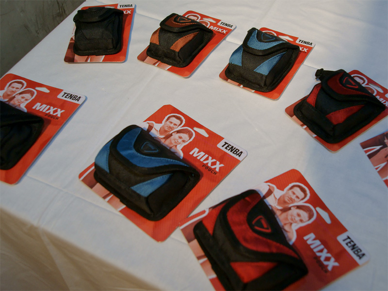 <b>参考出品のMIXXポーチ。こちらも3サイズ各4色を用意する</b>