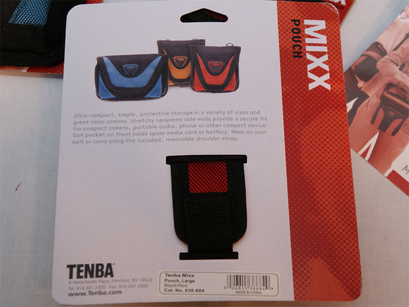 <b>背面にはベルクロ固定式のベルトループを装備</b>