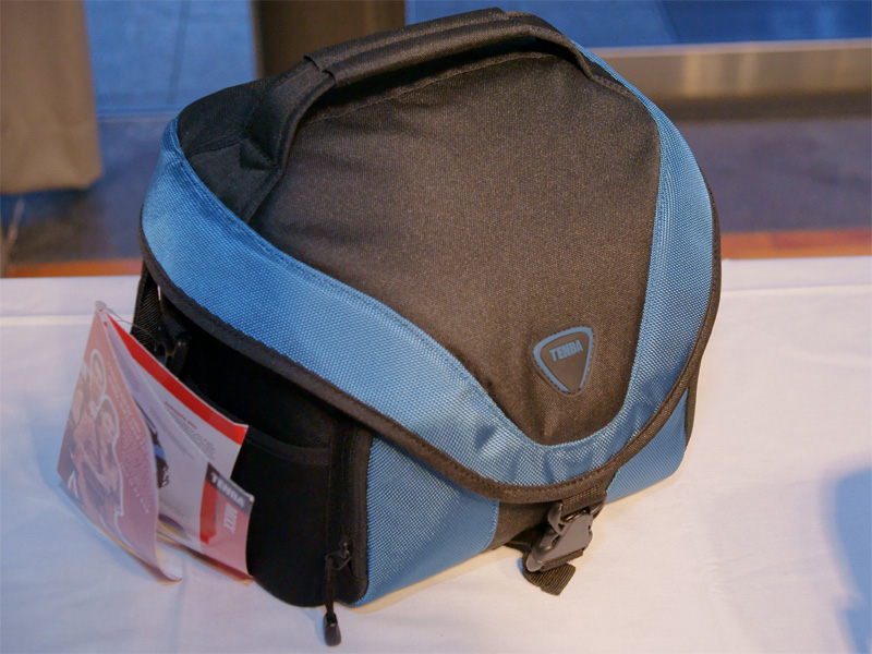 <b>MIXXショルダーバッグ（大サイズ）。色はブラック/ブルー</b>