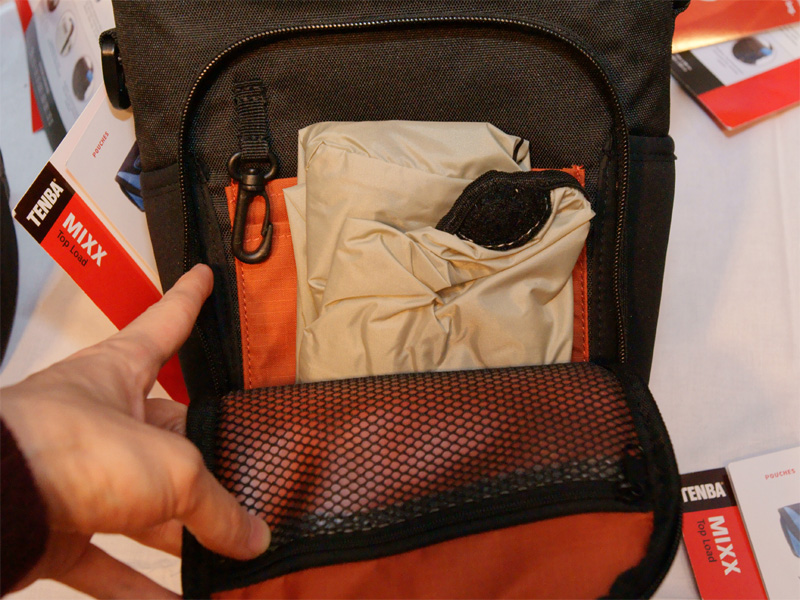 <b>MIXXシリーズ全てが備えるレインカバー。本体と分離しているタイプで、前面ポケットなどに収納されている</b>