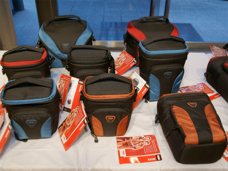 <b>MIXXトップロード（大サイズ、前列左）、前列右は同小サイズ</b>