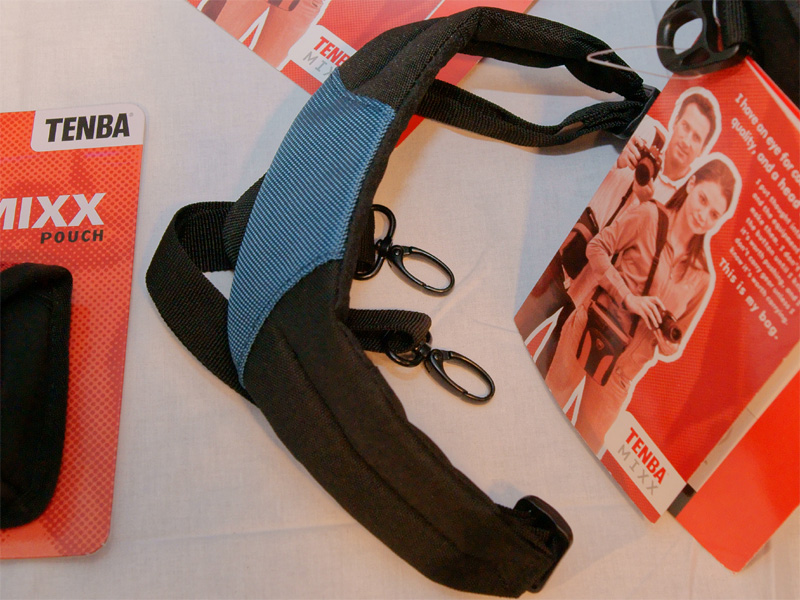 <b>付属のショルダーストラップ。金属製のスナップ式クリップで取り付ける</b>