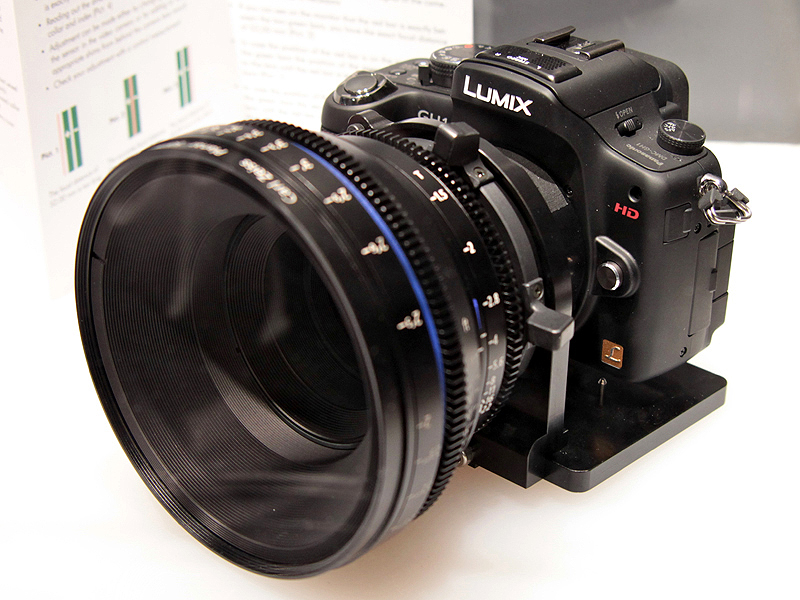 <b>DMC-GH1にPLマウントレンズを装着するマウントアダプターも参考出品していた</b>