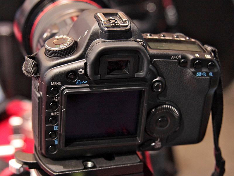 <b>Zファインダーを装着するために、あらかじめ取付け用フレームを両面テープで接着しておく必要がある</b>