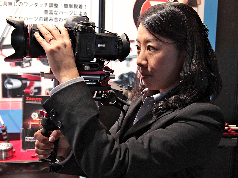 <b>マークスマンの使用例。カメラ単体の手持ちに比べて安定するという</b>