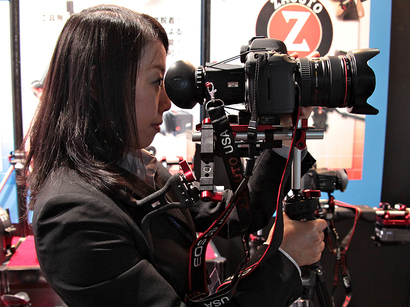 <b>マークスマンの使用例。カメラ単体の手持ちに比べて安定するという</b>