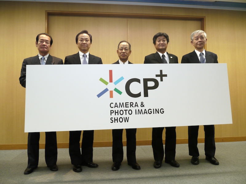 <b>左からオーガナイザー代表の矢部隆三氏（凸版印刷取締役副社長）、後藤哲朗プロジェクト審議会委員長、菊川剛会長、吉田守副会長、上村正弘事務局長</b>