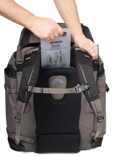 <b>「ドライゾーン」シリーズなどで話題を呼んだハイドラパックを装備。両手を使わず飲料を飲める</b>