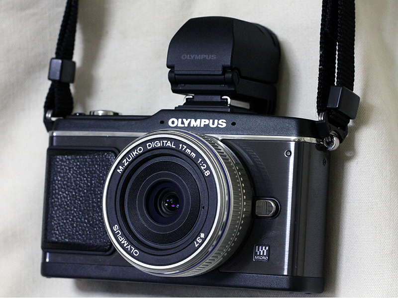 <b>M.ZUIKO DIGITAL 17mm F2.8と電子ビューファインダー「VF-2」を装着したE-P2（ブラック）</b>