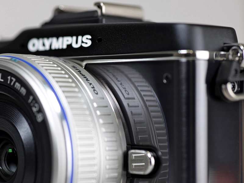 <b>側面は光沢のあるヘアライン仕上げ</b>