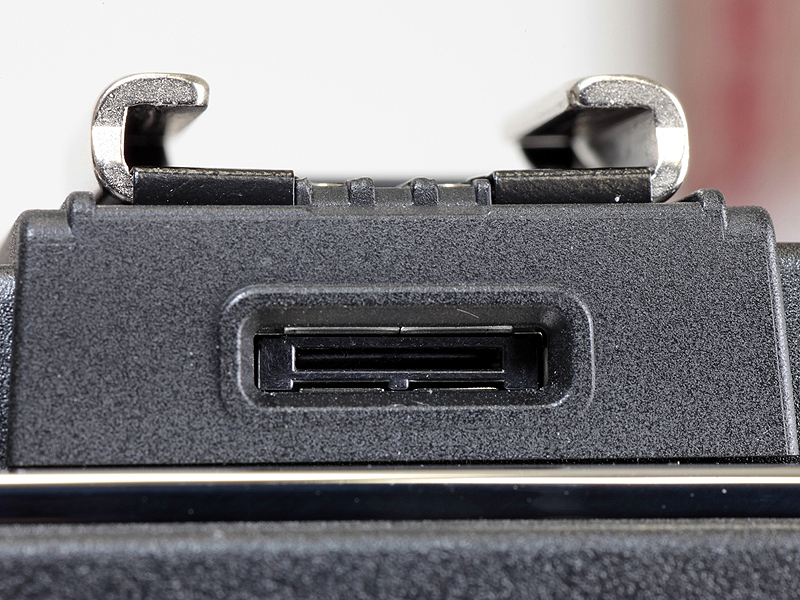 <b>E-P2のアクセサリーシュー下に、VF-2などに対応するアクセサリーポートを搭載した</b>