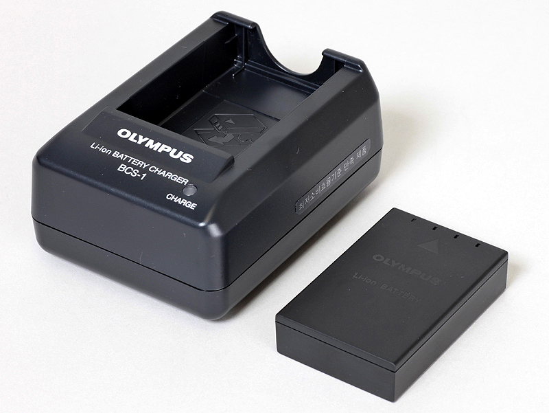 <b>付属の充電器とバッテリー。バッテリーはE-P1と同じ「BLS-1」</b>
