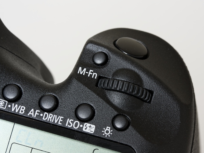 <b>EOS 7Dには、従来のEOS DIGITALにない操作部材を配置。M-fn（マニュアルファンクション）ボタンをはじめ、カスタマイズ性能の向上が目立つ</b>