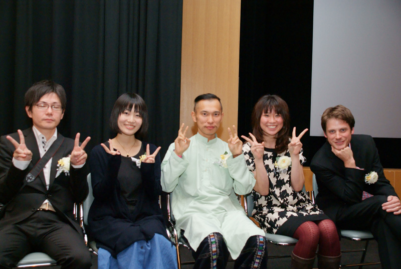 <b>優秀賞を受賞した5名。左から安森信氏、高橋ひとみ氏、杉山正直氏、クロダミサト氏、アダム・ホスマー氏</b>