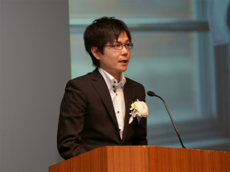 <b>ニュース風のプレゼンテーションを行なった安森信氏</b>