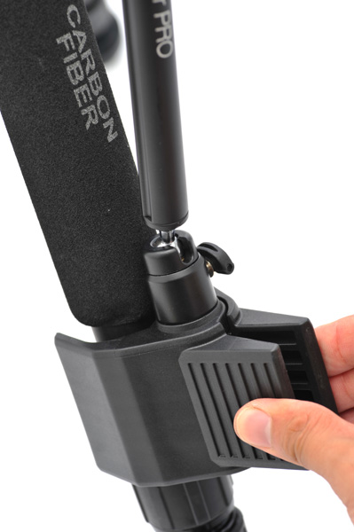 <b>スプリング式の取り付け部。内側はゴム貼り</b>