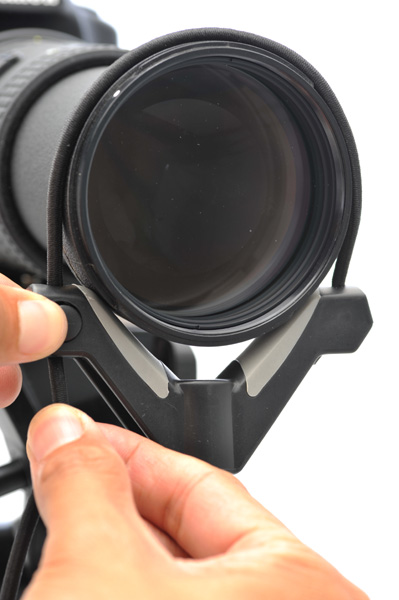 <b>成型ラバーのレンズ取り付け部はベルトも使用可能</b>