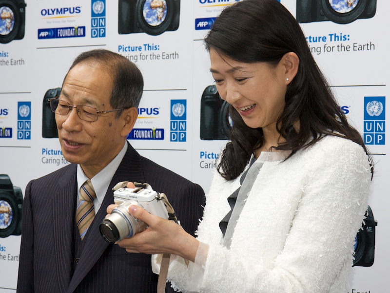 <b>E-P1を手渡された紺野氏は「軽くておしゃれ」とコメント</b>