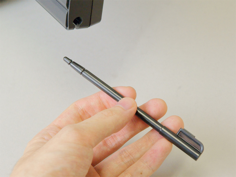 <b>本体右下にスタイラスを収納</b>