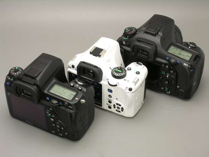 <b>左手前からK-7、K-x、K20D。最近のペンタックスは、新製品が出る度にボタン類の配置が変わる。1台だけ使うユーザーならともかく、複数台を一緒に使うと不便な思いをする</b>