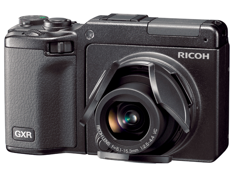 <b>RICOH LENS S10 24-72mm F2.5-4.4 VCに自動開閉レンズキャップのLC-2を装着</b>