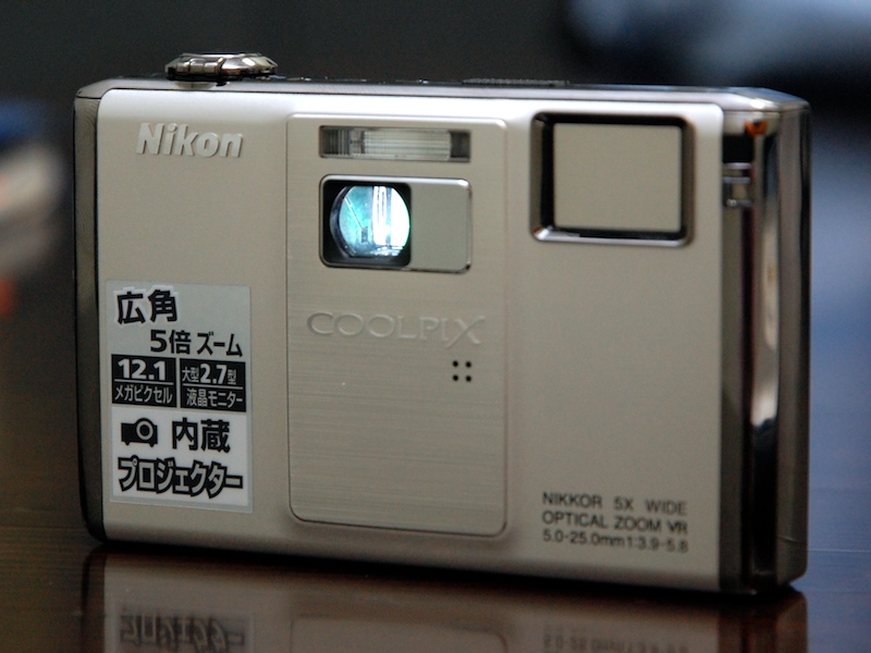 <b>世界初のプロジェクター内蔵デジカメ「COOLPIX S1000pj」。価格はオープンプライス。実勢価格は5万2,000円前後</b>
