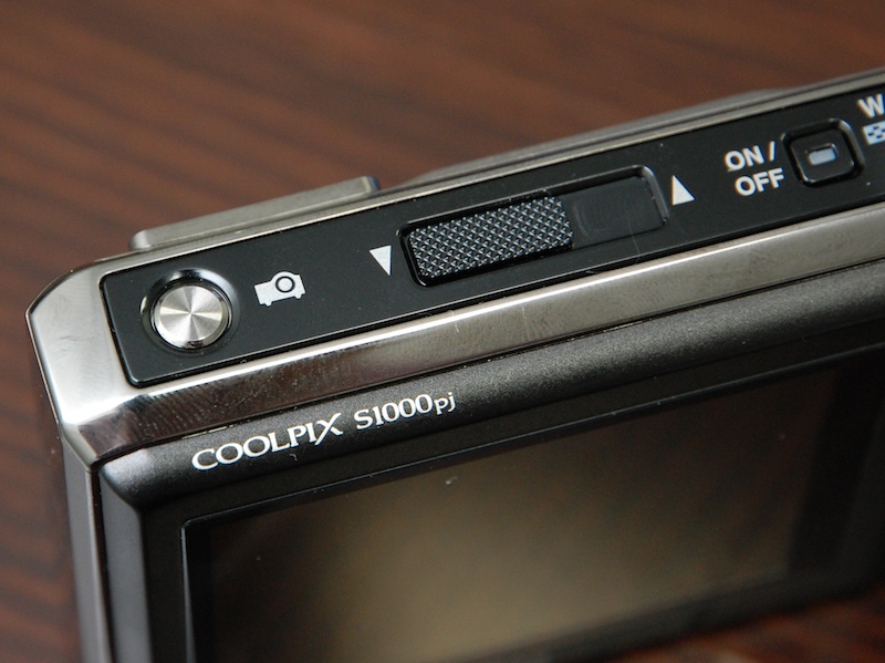 <b>左のボタンでプロジェクターを起動。その横のスライドバーでプロジェクターのフォーカスを合わせる</b>