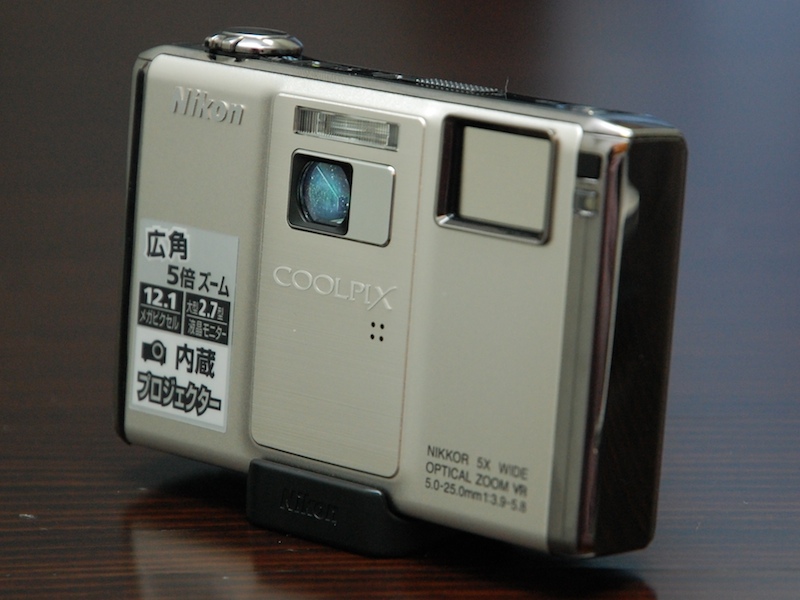 <b>付属のスタンドを装着して投影中</b>