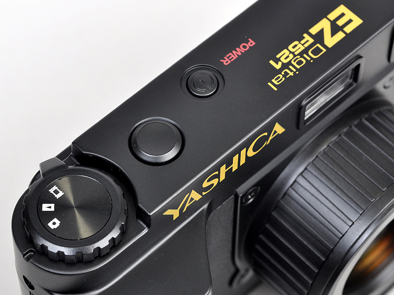 <b>上面にはモードダイヤルも装備</b>